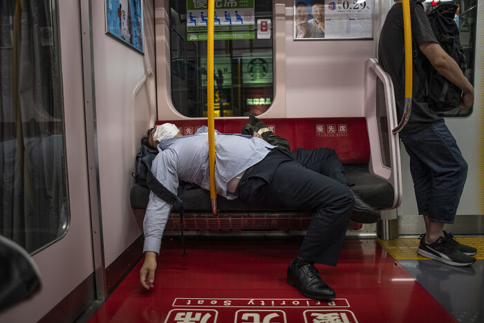 When Sidewalks Get Sassy: 15 Perfectly Timed Street Photos You’ll Love