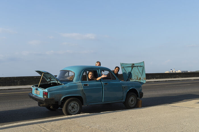 When Sidewalks Get Sassy: 15 Perfectly Timed Street Photos You’ll Love
