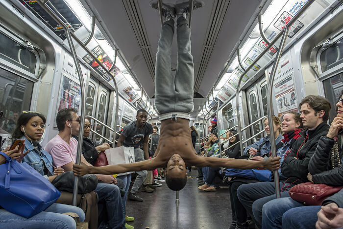 When Sidewalks Get Sassy: 15 Perfectly Timed Street Photos You’ll Love