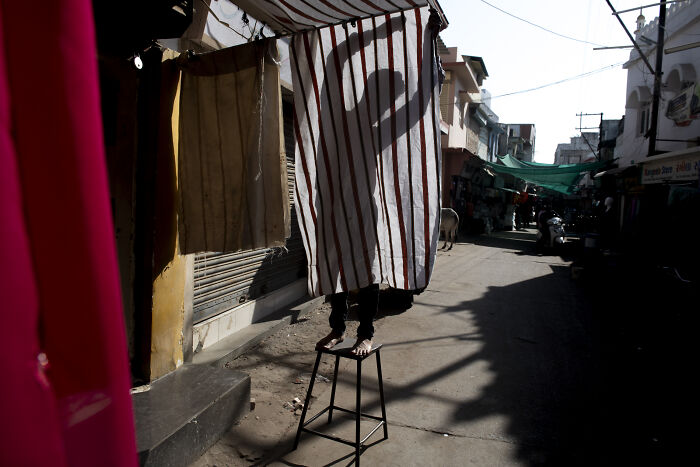 When Sidewalks Get Sassy: 15 Perfectly Timed Street Photos You’ll Love