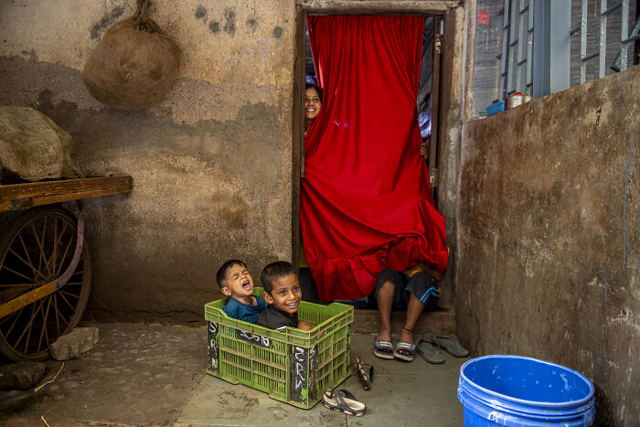 When Sidewalks Get Sassy: 15 Perfectly Timed Street Photos You’ll Love