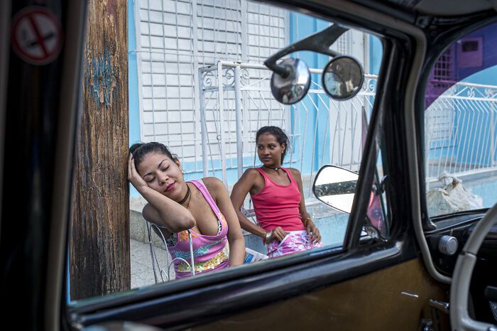 When Sidewalks Get Sassy: 15 Perfectly Timed Street Photos You’ll Love