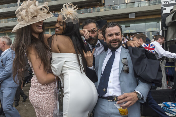 When Sidewalks Get Sassy: 15 Perfectly Timed Street Photos You’ll Love