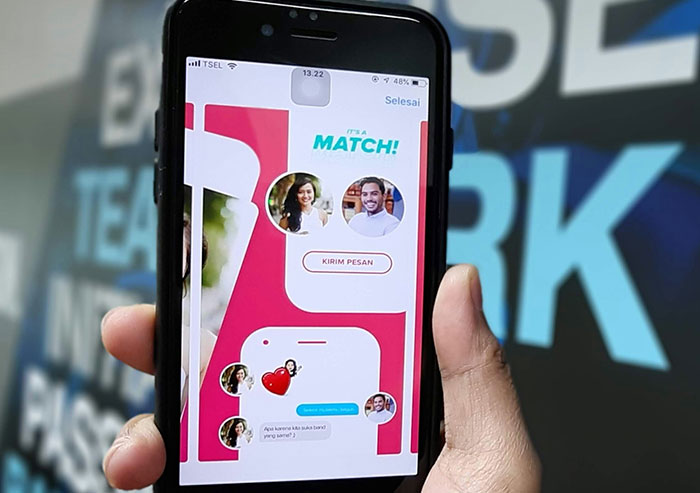 Wait, People Saw THIS On Someone Else’s Phone?!