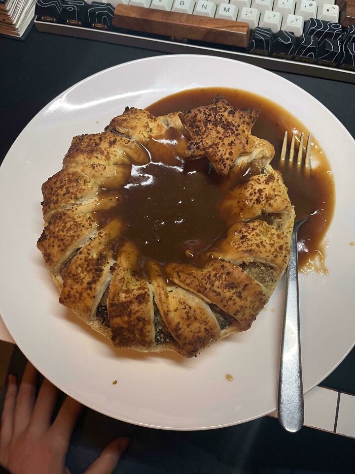 Partner’s Away So I Ate A Whole Lidl Christmas Wreath (Serves 8? Whatever)