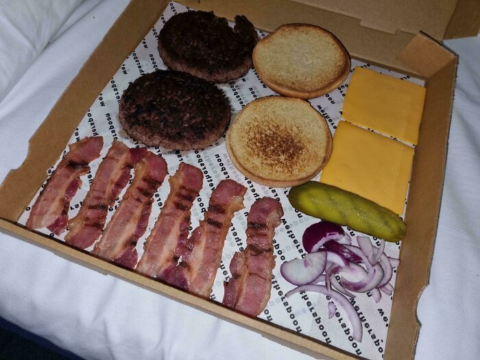 Local Pub Ran Out Of Takeout Boxes So They Used A Pizza Box For My Burger