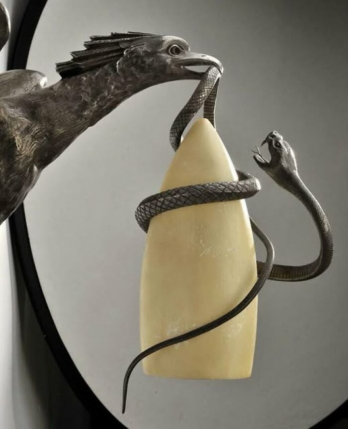 A 1920s Wall Light That’s Art Deco Goals