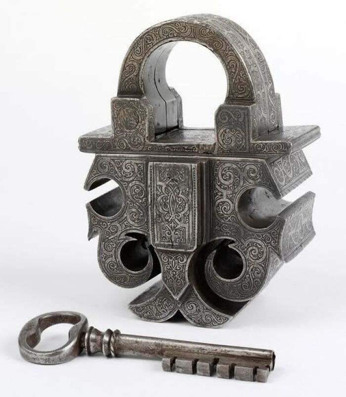 A 400-Year-Old German Padlock and Key Ready to Guard Your Secrets