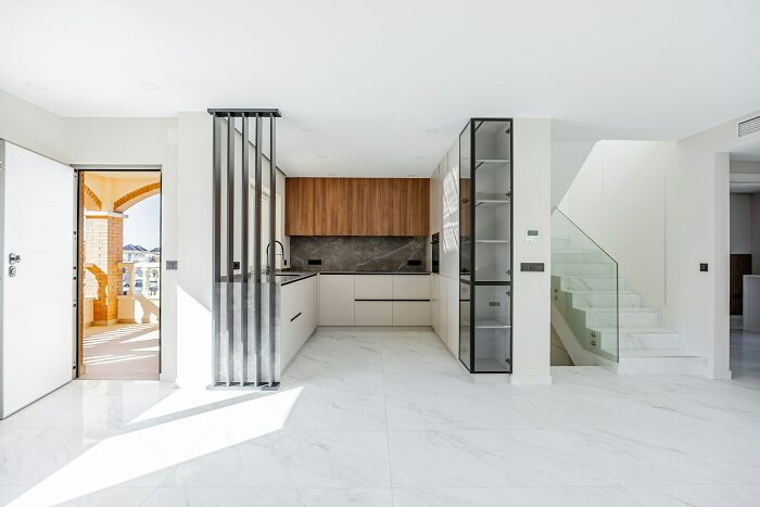 The Weirdest ‘Red Flags’ People Spot When Visiting Someone’s House