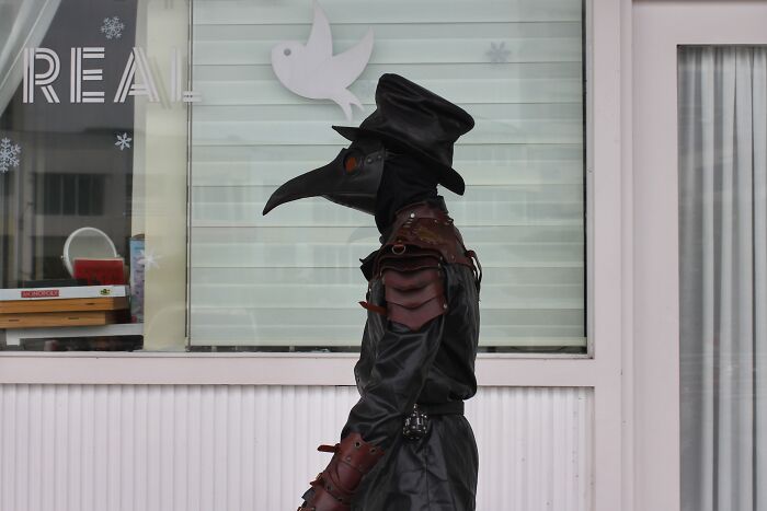 Peek These Hilarious Street Snaps That Totally Caught Life Off-Guard!