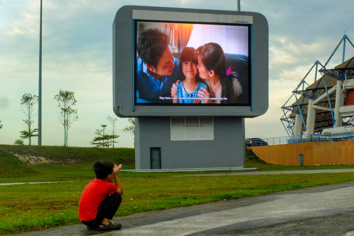 Peek These Hilarious Street Snaps That Totally Caught Life Off-Guard!