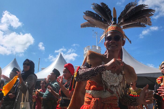 Peek These Hilarious Street Snaps That Totally Caught Life Off-Guard!