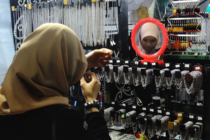 Peek These Hilarious Street Snaps That Totally Caught Life Off-Guard!