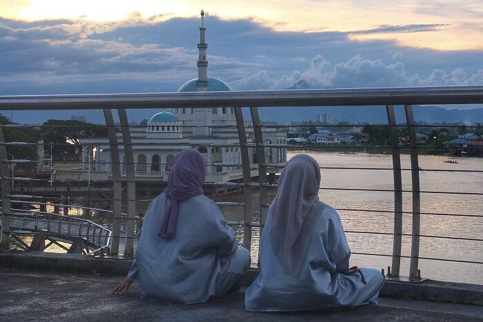 Peek These Hilarious Street Snaps That Totally Caught Life Off-Guard!