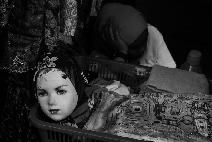 Peek These Hilarious Street Snaps That Totally Caught Life Off-Guard!