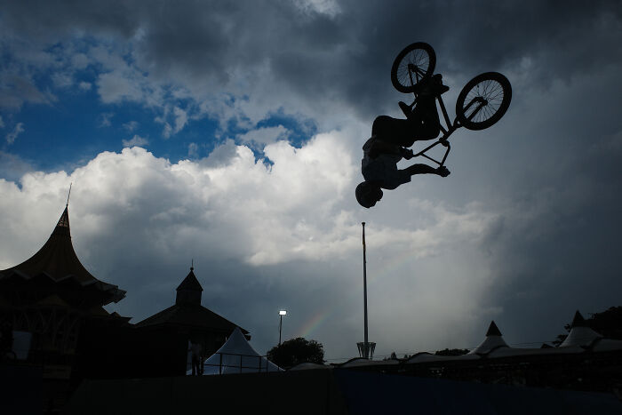 Peek These Hilarious Street Snaps That Totally Caught Life Off-Guard!