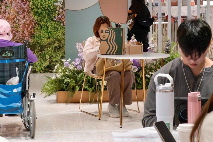 Wait, Street Photos Can Be This Weird?! 30 Wild Coincidences By Edas Wong