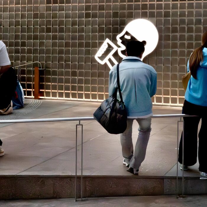 Wait, Street Photos Can Be This Weird?! 30 Wild Coincidences By Edas Wong