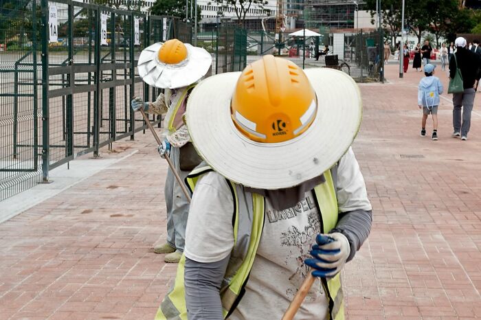 Wait, Street Photos Can Be This Weird?! 30 Wild Coincidences By Edas Wong