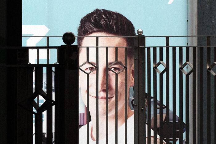 Wait, Street Photos Can Be This Weird?! 30 Wild Coincidences By Edas Wong