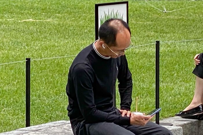 Wait, Street Photos Can Be This Weird?! 30 Wild Coincidences By Edas Wong