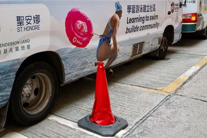 Wait, Street Photos Can Be This Weird?! 30 Wild Coincidences By Edas Wong