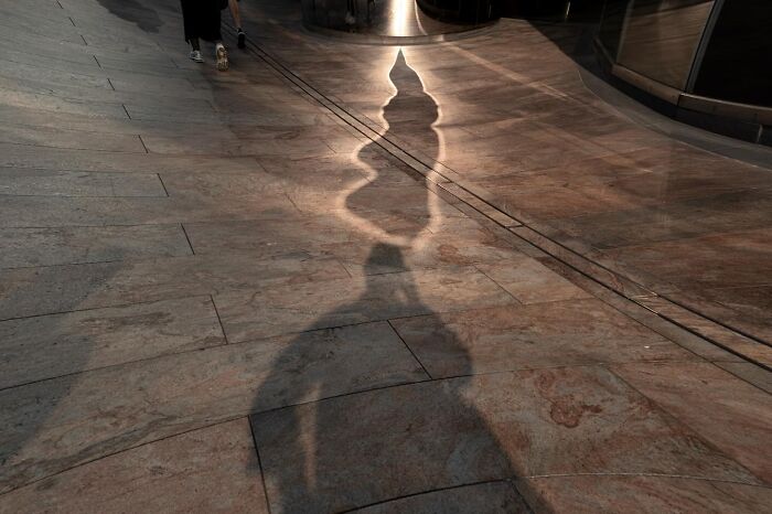 Wait, Street Photos Can Be This Weird?! 30 Wild Coincidences By Edas Wong