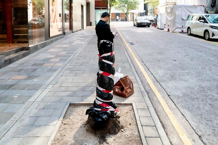 Wait, Street Photos Can Be This Weird?! 30 Wild Coincidences By Edas Wong