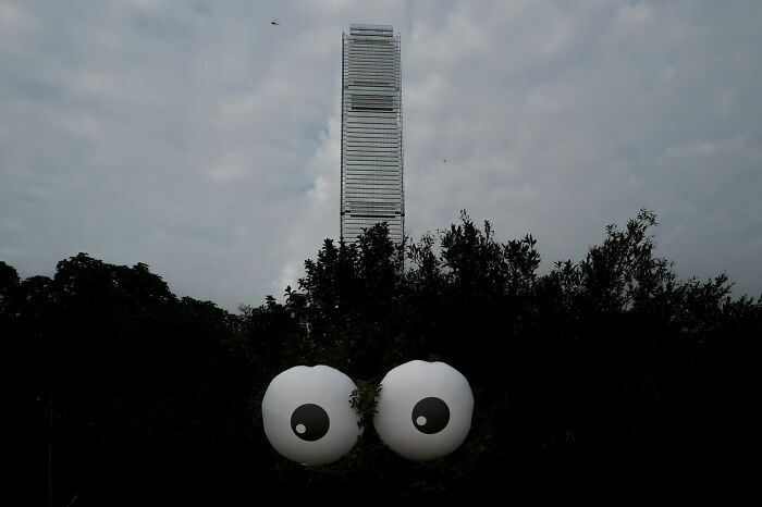 Wait, Street Photos Can Be This Weird?! 30 Wild Coincidences By Edas Wong