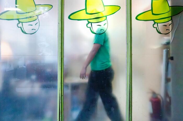 Wait, Street Photos Can Be This Weird?! 30 Wild Coincidences By Edas Wong