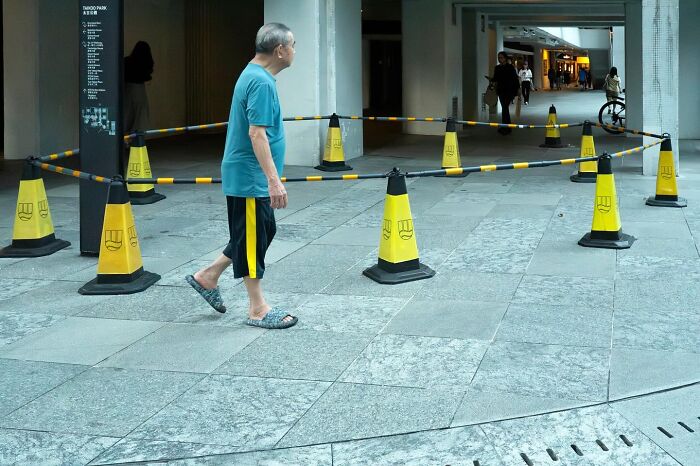 Wait, Street Photos Can Be This Weird?! 30 Wild Coincidences By Edas Wong