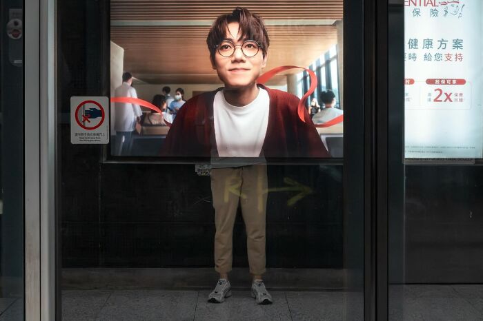 Wait, Street Photos Can Be This Weird?! 30 Wild Coincidences By Edas Wong