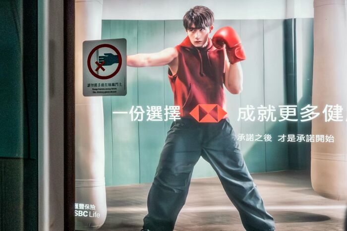 Wait, Street Photos Can Be This Weird?! 30 Wild Coincidences By Edas Wong