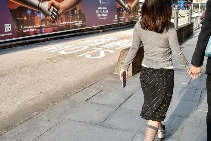 Wait, Street Photos Can Be This Weird?! 30 Wild Coincidences By Edas Wong