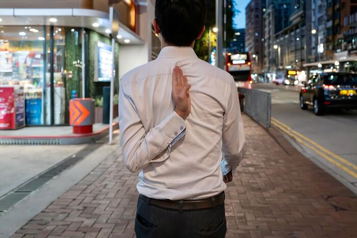 Wait, Street Photos Can Be This Weird?! 30 Wild Coincidences By Edas Wong