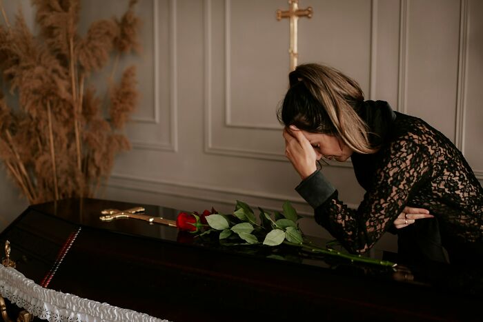 Wait, People Who Work With The Dead Shared Their Wildest, Weirdest Stories!