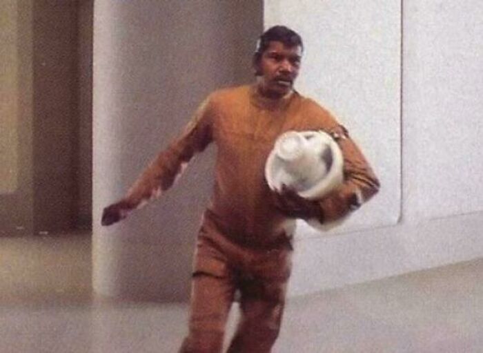 In The Empire Strikes Back, This Hero Grabs An Ice Cream Maker Before Evacuating. Priorities, People!