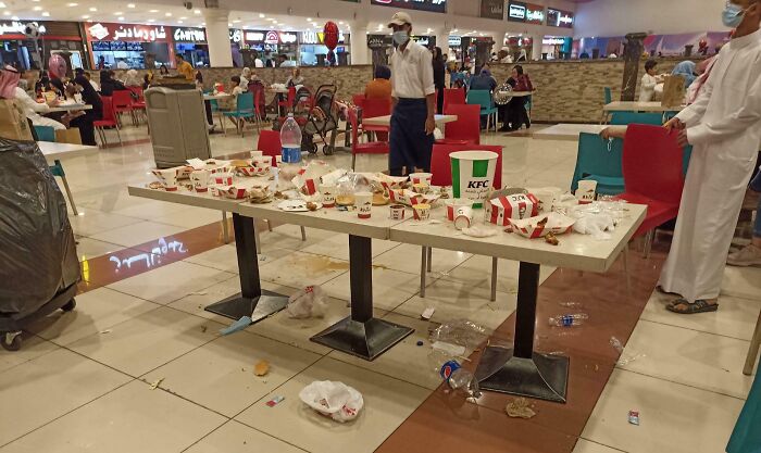 Food Court Fumble: Family Drops the Trash… Just Nearby