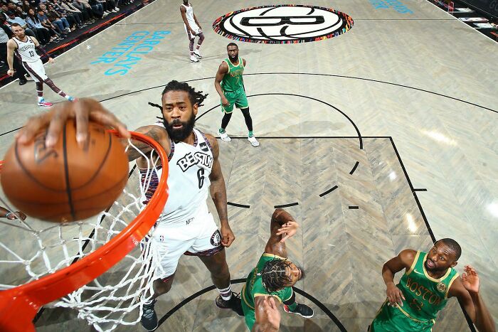 10ft Tall Basketball Player Dunks Like It’s Nothing