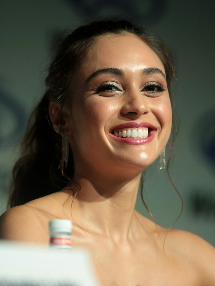 Lindsey Morgan: Sci-Fi Star with Baby Teeth!