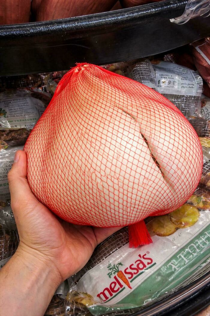 A Garlic Bulb That’s Basically a Veggie Giant