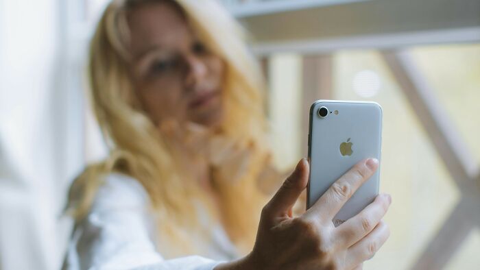 Boyfriend wants explicit pics, but she’s hesitant and feeling shy – who’s being fair?