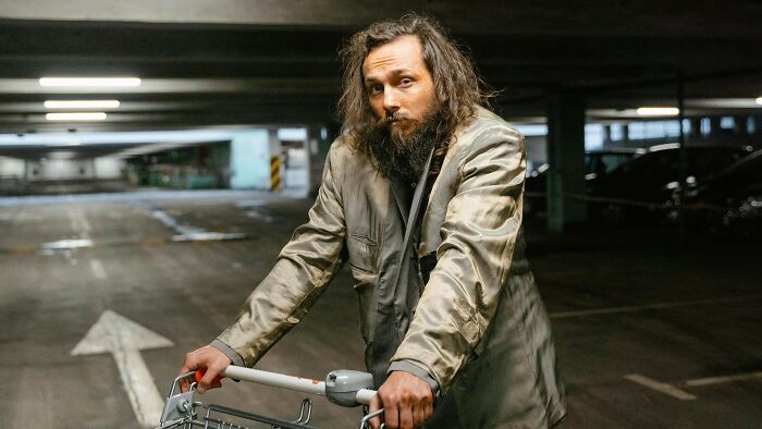 Boyfriend lets homeless guy crash for nights – girlfriend says no way, he’s classist?