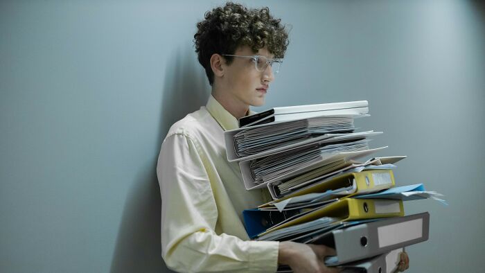 Job offer means moving far – dad says ‘grow up’, but she loves her life where she is