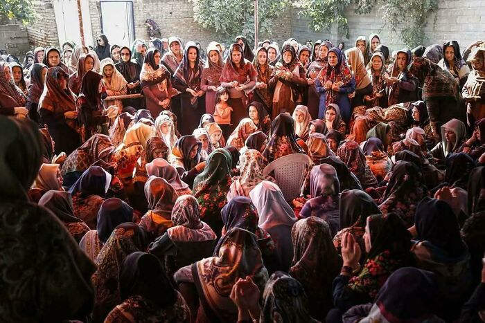 Oops! These Photos Look Like They Jumped Straight Out of a Renaissance Painting