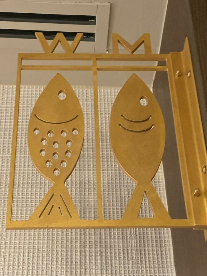 Bathroom Sign That’s Kind of a Head-Scratcher