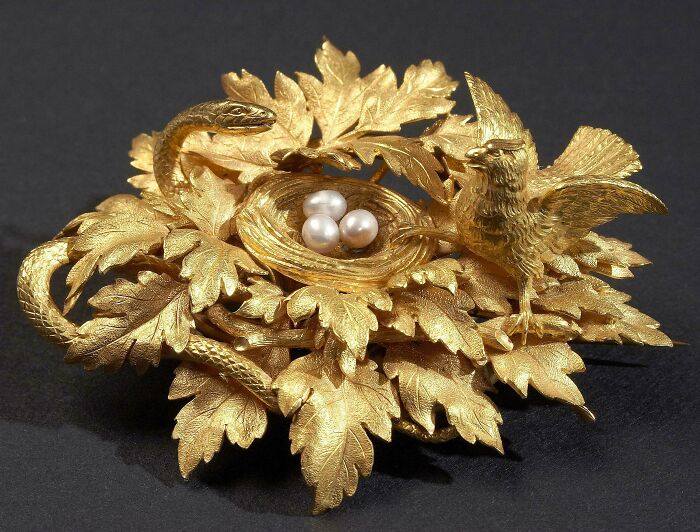 A Gold Brooch That’s Basically a Bird’s Nest With Pearl Eggs