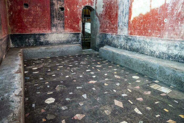 Pompeii’s Fancy Changing Room in a Private Bathhouse