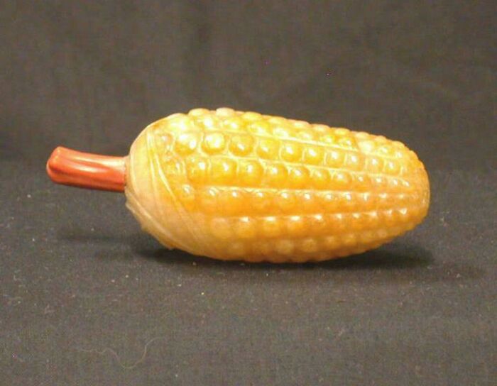 A Snuff Bottle Shaped Like Corn, Carved from Yellow Jade in Qing Dynasty China