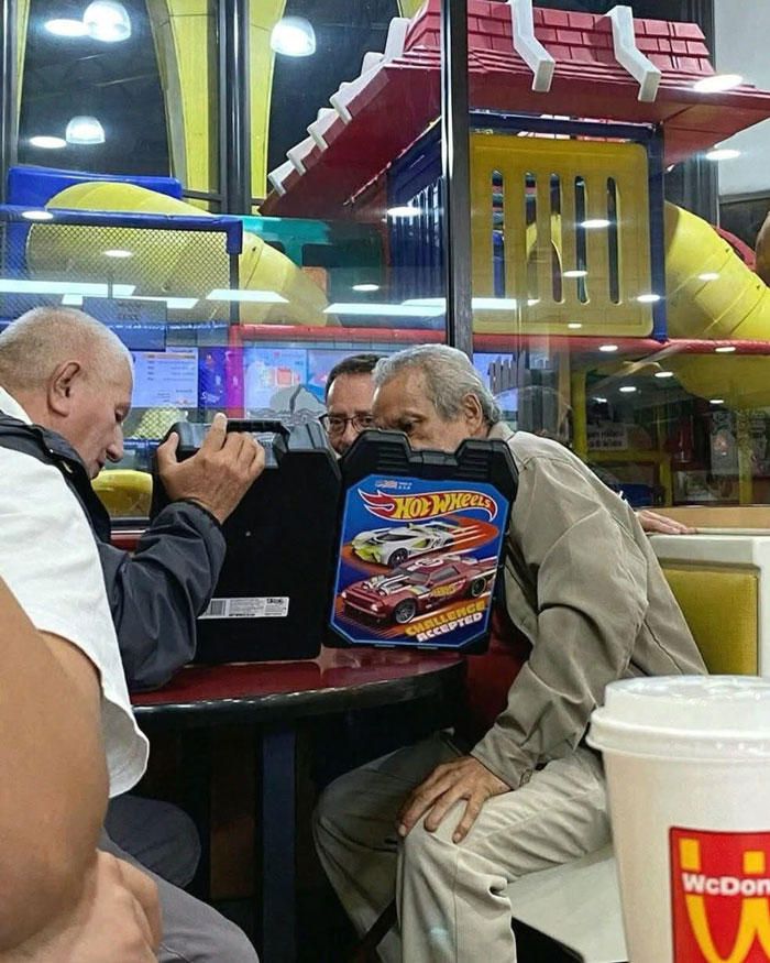 30 Wholesome Stories That'll Make Your Day (Serious Smile Incoming)